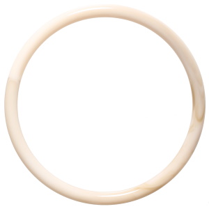 Bracelet jonc fermé rigide en plastique de couleur marron.