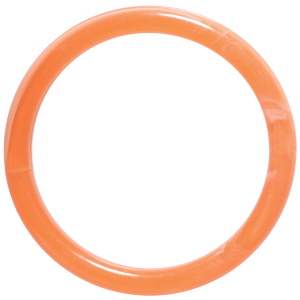 Bracelet jonc fermé rigide en plastique de couleur orange.
