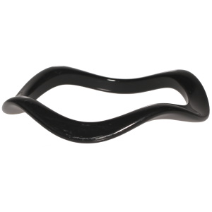 Bracelet jonc difforme en plastique de couleur noir.