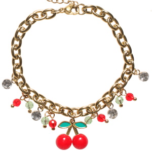 Bracelet composé d'une chaîne en acier doré avec des pampilles de perles vertes et rouges, des pampilles de strass et d'un pendant cerises. Fermoir mousqueton avec 3 cm de rallonge.