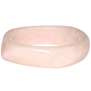 Bracelet jonc rigide en plastique de couleur rose.
