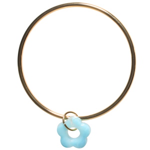 Bracelet jonc rigide fermé en acier doré avec un pendant en forme de fleur de couleur bleue.