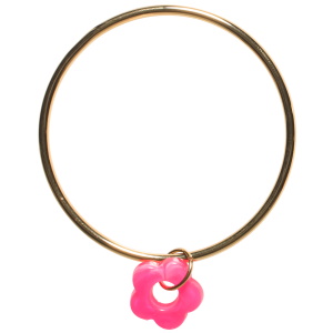 Bracelet jonc rigide fermé en acier doré avec un pendant en forme de fleur de couleur rose fuchsia.
