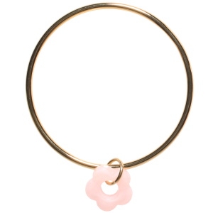 Bracelet jonc rigide fermé en acier doré avec un pendant en forme de fleur de couleur rose.