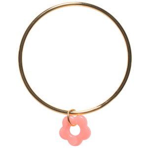 Bracelet jonc rigide fermé en acier doré avec un pendant en forme de fleur de couleur rose.