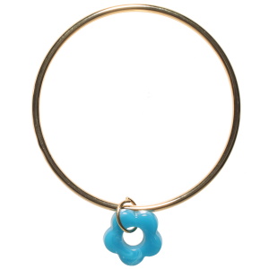 Bracelet jonc rigide fermé en acier doré avec un pendant en forme de fleur de couleur bleue.