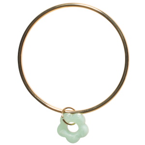 Bracelet jonc rigide fermé en acier doré avec un pendant en forme de fleur de couleur verte.