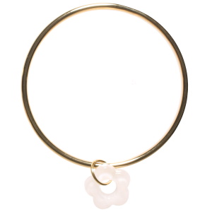 Bracelet jonc rigide fermé en acier doré avec un pendant en forme de fleur de couleur blanche.