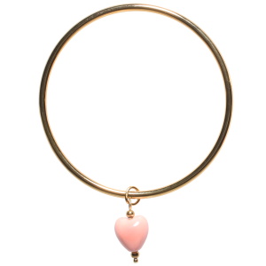 Bracelet jonc rigide fermé en acier doré avec un pendant en forme de cœur de couleur rose.