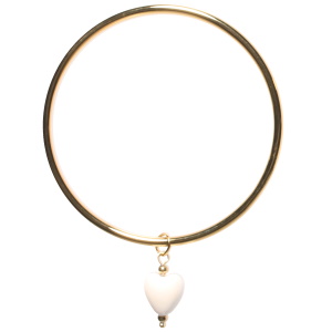 Bracelet jonc rigide fermé en acier doré avec un pendant en forme de cœur de couleur blanc.