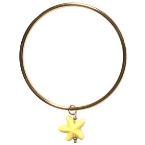 Bracelet jonc rigide fermé en acier doré avec un pendant en forme d'étoile de mer de couleur jaune.