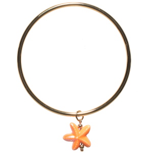 Bracelet jonc rigide fermé en acier doré avec un pendant en forme d'étoile de mer de couleur orange.