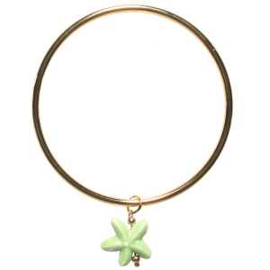 Bracelet jonc rigide fermé en acier doré avec un pendant en forme d'étoile de mer de couleur verte.