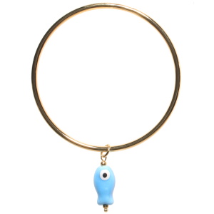 Bracelet jonc rigide fermé en acier doré avec un pendant en forme de poisson de couleur bleu.