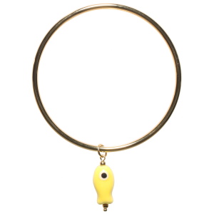 Bracelet jonc rigide fermé en acier doré avec un pendant en forme de poisson de couleur jaune.