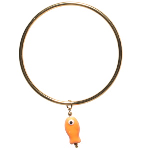 Bracelet jonc rigide fermé en acier doré avec un pendant en forme de poisson de couleur orange.
