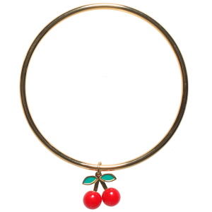 Bracelet jonc rigide fermé en acier doré avec un pendant en forme de cerises.