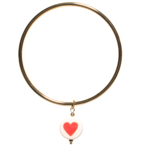 Bracelet jonc rigide fermé en acier doré avec un pendant rond avec le dessin d'un coeur.