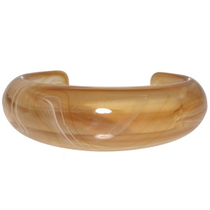Bracelet jonc rigide ouvert en plastique de couleur marron.