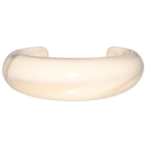 Bracelet jonc rigide ouvert en plastique de couleur marron.