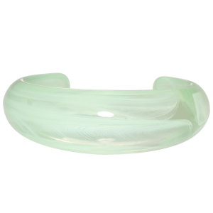 Bracelet jonc rigide ouvert en plastique transparent et de couleur vert.