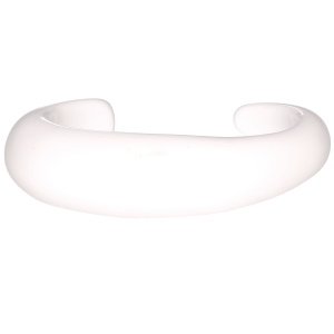 Bracelet jonc rigide ouvert en plastique de couleur blanc.
