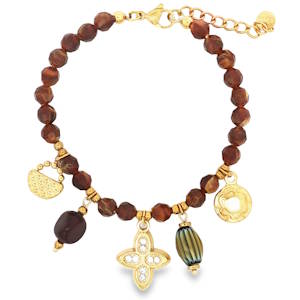 Ce charmant bracelet de perles est un ajout élégant à toute collection de bijoux. Doté d'une chaîne délicate et de breloques finement travaillées, il apporte une touche de sophistication à votre style. Idéal pour exprimer votre personnalité avec raffinement. Fermoir mousqueton avec 3 cm de rallonge.