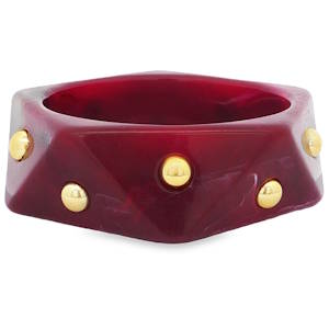 Affirmez votre style avec ce bracelet jonc audacieux. Confectionné dans un matériau non métallique d'une riche teinte rouge, il est agrémenté de cabochons dorés qui apportent une touche de luxe. Ce bijou unique est idéal pour celles qui souhaitent se démarquer avec élégance.