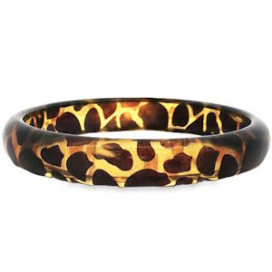 Ce bracelet jonc, façonné à partir d'un matériau non métallique, arbore un motif animalier distinctif dans des tons dorés chaleureux. Son design évoque une esthétique sauvage et sophistiquée, parfaite pour ajouter une touche d'originalité à toute tenue. Un accessoire unique qui allie style et élégance.