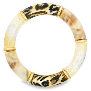 Rehaussez votre style avec ce bracelet à perles unique. Doté d'un motif animal audacieux et d'accents dorés, ce bracelet ajoute une touche sophistiquée à toute tenue. Sa conception légère assure un port confortable, idéal pour toutes les occasions.