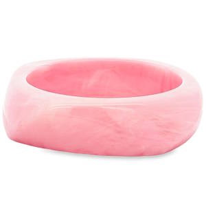 Ce bracelet bangle rose pastel offre une esthétique douce et contemporaine. Confectionné à partir d'un matériau non métallique, il se distingue par sa surface lisse et son absence d'ornements, mettant en avant une simplicité épurée. Un accessoire idéal pour ajouter une touche de couleur subtile à votre style quotidien.