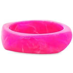 Affirmez votre style avec ce bracelet bangle vibrant. Sa couleur rose éclatante et sa texture unique en font un accessoire parfait pour rehausser votre tenue quotidienne. Léger et confortable, il est conçu pour s'adapter à tous les poignets. Un ajout audacieux à votre collection de bijoux, idéal pour exprimer votre personnalité.