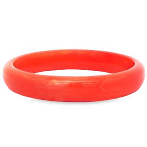 Arborez un style audacieux avec ce bracelet jonc d'un rouge orangé éclatant. Fabriqué dans un matériau non métallique lisse, il offre un confort optimal et une esthétique moderne.  Idéal pour ajouter une touche de couleur vive à votre tenue quotidienne ou pour rehausser un look de soirée.