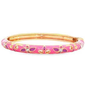 Ce magnifique bracelet jonc rigide en métal doré allie finesse et touches de couleur vibrantes, parfait pour apporter une note de fraîcheur et d'élégance à votre poignet. Le jonc est délicatement recouvert d'un émail rose vif (fuchsia), joliment contrasté par des motifs floraux et des volutes en émail violet et métal doré précieux. Le cœur de chaque fleur stylisée est sublimé par l'incrustation d'un petit cristal strass brillant, apportant une touche d'éclat discrète mais lumineuse à l'ensemble.