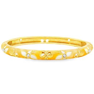 Ce magnifique bracelet jonc rigide allie le charme intemporel de l'or à la délicatesse d'un travail d'orfèvrerie minutieux. Conçu en métal finement doré, il apporte une touche lumineuse, à la fois rétro et moderne, à tous les poignets. Le corps du bracelet se distingue par son revêtement en émail translucide dans les tons jaune, laissant entrevoir par transparence de subtils reflets dorés. Il est orné d'une frise continue de motifs floraux en relief. Des fleurs à quatre pétales réalisées en émail blanc opaque, apportent un contraste doux et épuré. Le centre de chaque fleur est serti d'un petit strass de cristal transparent, captant la lumière à chacun de vos mouvements.