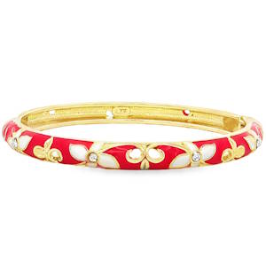Splendide bracelet jonc rigide qui allie avec élégance tradition et modernité. Conçu en métal doré, ce bijou se distingue par son travail minutieux d'émaillage et ses détails ciselés. Le bracelet arbore un revêtement en émail rouge vif, rehaussé de motifs floraux délicats aux pétales blancs. Les contours dorés et les volutes sculptées apportent un relief raffiné à l'ensemble. Le centre de chaque fleur est incrusté d'un petit cristal scintillant, captant subtilement la lumière à chaque mouvement du poignet.