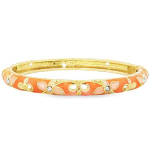 Ce ravissant bracelet jonc rigide en métal doré allie l'élégance classique à une touche de fraîcheur printanière. Conçu avec un grand souci du détail, il se distingue par son travail d'orfèvrerie délicat et ses finitions colorées. La surface extérieure est recouverte d'un émail lisse aux tons chauds et doux, combinant un fond orange corail lumineux et des détails de pétales rose poudré. Un décor floral en relief s'étend tout le long du jonc. Les fleurs à quatre pétales en émail rose sont centrées d'un petit strass scintillant, apportant une touche de lumière subtile. Des volutes dorées d'inspiration baroque viennent harmonieusement lier les motifs entre eux.