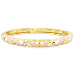Apportez une touche de poésie et de délicatesse à votre poignet avec ce magnifique bracelet jonc articulé. Alliant le charme rétro et le raffinement contemporain, ce bijou se distingue par son travail d'orfèvrerie minutieux. La surface extérieure est ornée d'une frise de fleurs stylisées aux pétales de couleur blanc émaillé, se détachant élégamment sur un fond d'émail rose pastel. Le cœur de chaque fleur est serti d'un petit cristal scintillant qui accroche la lumière à chacun de vos mouvements.