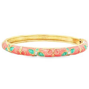 Apportez une touche de fraîcheur et de sophistication rétro à votre poignet avec ce magnifique bracelet jonc articulé. Conçu dans un esprit résolument printanier et raffiné, ce bijou se distingue par son travail minutieux des matières et des couleurs. Le corps extérieur du bracelet est habillé d'un émail texturé d'un doux ton rose saumon/corail. Il est magnifié par des volutes dorées et des motifs de feuilles peintes dans un dégradé de vert vif et turquoise, créant un contraste saisissant et lumineux. Le cœur des fleurs en émail est délicatement serti de petits strass en cristal blanc étincelant, apportant une touche de lumière et de préciosité à l'ensemble.