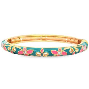 Ce magnifique bracelet jonc articulé associe l'éclat intemporel du métal doré à la fraîcheur de motifs printaniers. Conçu avec finesse, il habillera le poignet d'une touche de poésie et de sophistication. Un fond émail bleu turquoise / canard contrasté par de délicates fleurs rose vif. Les contours dorés et les volutes ajourées apportent du relief et une esthétique d'inspiration baroque ou orientale. Le cœur de chaque fleur est incrusté d'un petit cristal scintillant, captant la lumière à chaque mouvement.