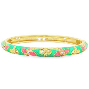 Ce magnifique bracelet jonc rigide allie le charme du style bohème et l'élégance de détails minutieux. Conçu en métal doré brillant, il se distingue par son travail d'émaillage coloré et ses touches scintillantes. Le corps du jonc est habillé d'un émail vert menthe vibrant, rehaussé de délicats motifs floraux de couleur rose corail et de volutes dorées gravées en relief. Le cœur de chaque fleur, ainsi que le motif central, sont incrustés de petits cristaux ou strass transparents qui capturent la lumière à chaque mouvement.