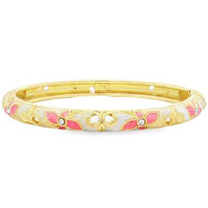 Apportez une touche de fraîcheur et d'élégance poétique à votre poignet avec ce magnifique bracelet jonc rigide. Conçu en métal finement doré, ce bijou se distingue par son travail artisanal délicat et ses détails romantiques. Le corps du jonc est habillé d'un émail blanc nacré à l'aspect légèrement texturé, faisant ressortir l'éclat des détails dorés. Le cœur de chaque fleur est orné d'un petit strass scintillant, apportant une touche de lumière discrète et raffinée.