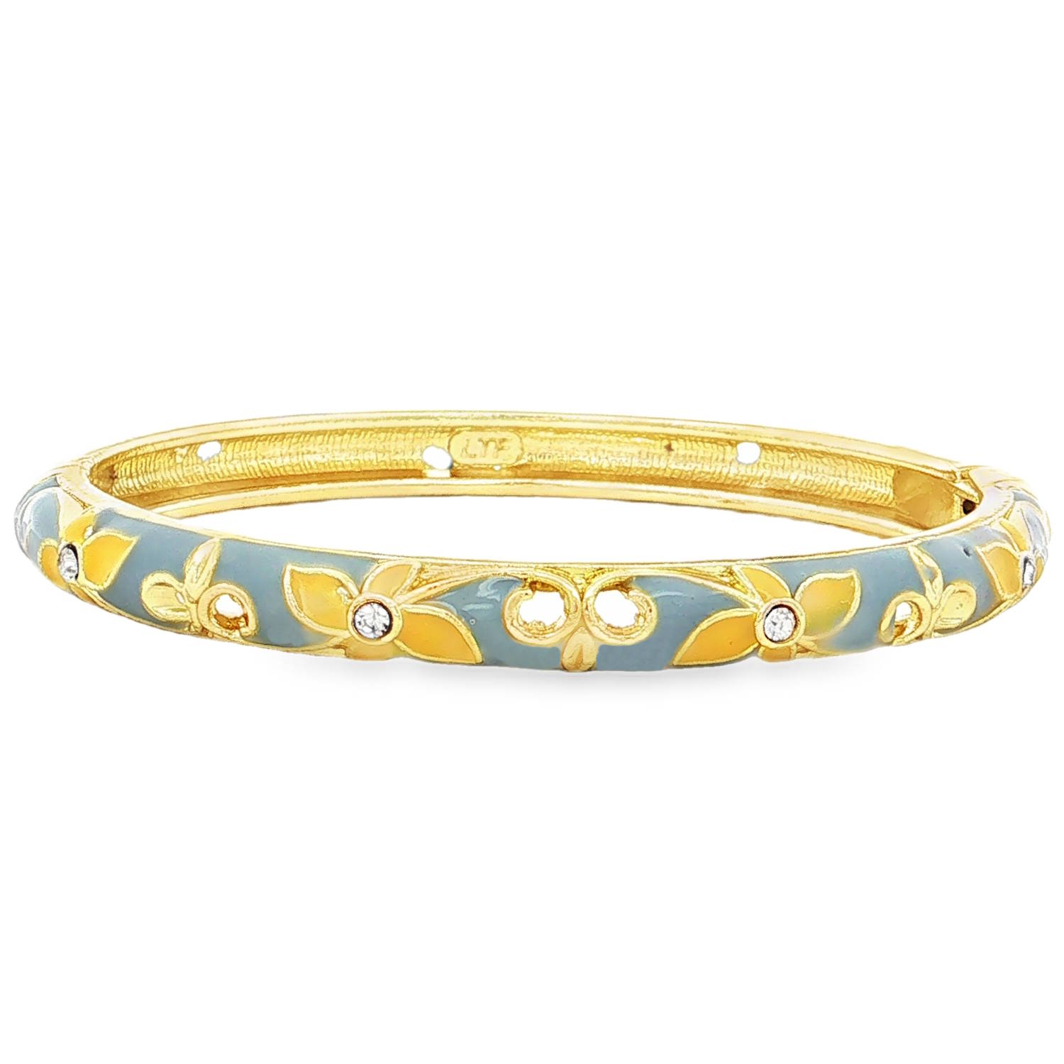 Succombez au charme poétique de ce bracelet jonc pour femme, une pièce délicate qui mêle habilement l'éclat du métal doré à la douceur de l'émail coloré. Conçu avec un grand sens du détail, ce bijou apporte une touche de fraîcheur et de sophistication à votre poignet.<br/>Le bracelet est orné d'un délicat motif de fleurs à quatre pétales et de volutes végétales en relief doré, s'inspirant d'un style printanier et romantique.<br/>Le fond du jonc arbore un fini lisse couleur gris bleuté, contrasté par le jaune doux et lumineux qui habille les pétales des fleurs.<br/>Le cœur de chaque fleur est incrusté d'un petit cristal scintillant, captant magnifiquement la lumière à chaque mouvement. Jonc Strass Adolescent Adulte Eté Femme Fille Fleurs Nature Printemps Succombez au charme poétique de ce bracelet jonc pour femme, une pièce délicate qui mêle habilement l'éclat du métal doré à la douceur de l'émail coloré. Conçu avec un grand sens du détail, ce bijou apporte une touche de fraîcheur et de sophistication à votre poignet.<br/>Le bracelet est orné d'un délicat motif de fleurs à quatre pétales et de volutes végétales en relief doré, s'inspirant d'un style printanier et romantique.<br/>Le fond du jonc arbore un fini lisse couleur gris bleuté, contrasté par le jaune doux et lumineux qui habille les pétales des fleurs.<br/>Le cœur de chaque fleur est incrusté d'un petit cristal scintillant, captant magnifiquement la lumière à chaque mouvement. Jonc Strass Adolescent Adulte Eté Femme Fille Fleurs Nature Printemps
