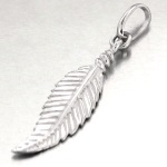 Pendentif plume en argent 925/000 rhodié.