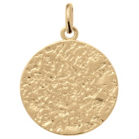 Pendentif pastille ronde surface froissée en plaqué or jaune 18 carats.