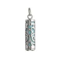 Pendentif Tiki polynésien de la force en argent 925/000 recouvert de platinium (ce qui donne un effet rhodié) avec un tube de turquoise.