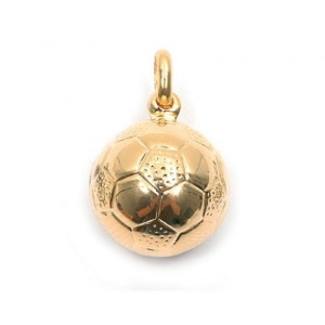 Pendentif en forme de ballon de football en plaqué or jaune 18 carats.