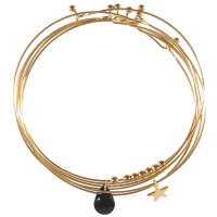 Ensemble de 7 bracelets jonc fil rond et fin avec perles et une étoile en acier doré et une pierre de couleur noire en forme de goutte.