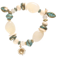 Bracelet fantaisie élastique composé de perles de couleur en bois, en pierres synthétiques et métal doré vieilli, ainsi que des breloques feuilles en métal doré vieilli, soleil en métal doré et perles de couleur.