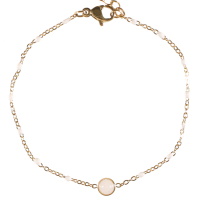Bracelet composé d'une chaîne en acier doré, de perles en émail de couleur blanche et d'une véritable pierre de jade blanc sertie clos de forme ronde. Fermoir mousqueton avec 3 cm de rallonge.